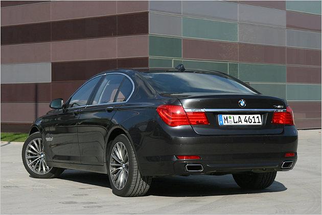 Am Heck sitzen riesige LED-Rückleuchten