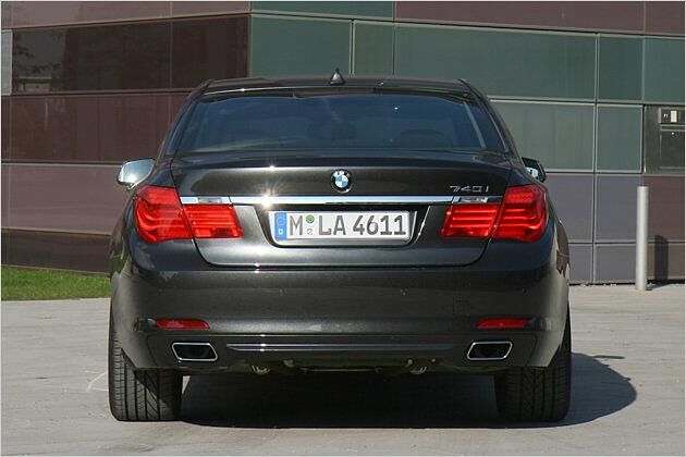 Die beiden Endrohre rechts und links stecken hinter einer Edelstahl-Verblendung