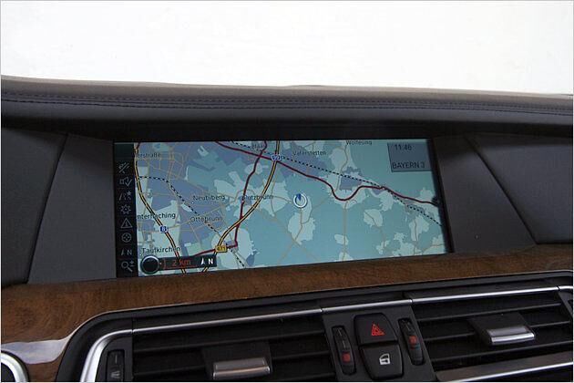 Der Navibildschirm gehört aktuell zu den größten am Markt