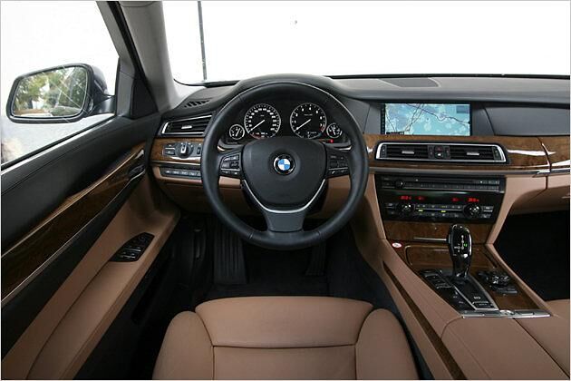 Wer klare Linienführungen liegt, mag das Cockpit des 7er