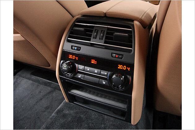 Gegen 820 Euro Aufpreis gibt es eine Vierzonen-Klimaautomatik