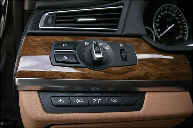 Über diese Knopfreihe (unten) lassen sich der Totwinkel-Assistent, der Abstandswarner und der Spurverlassenswarner (von links) einstellen