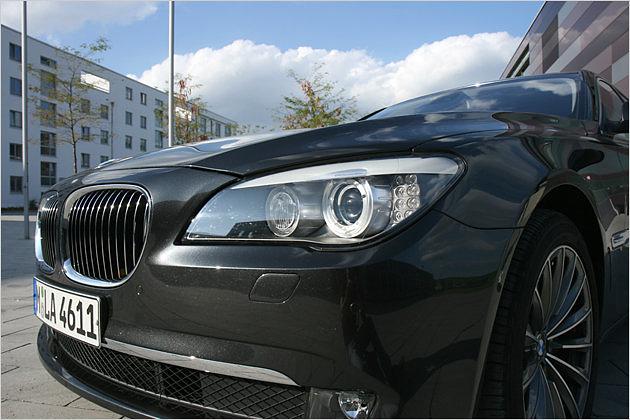 Die Frontscheinwerfer des 7er kommen mit einer "Augenbraue" daher