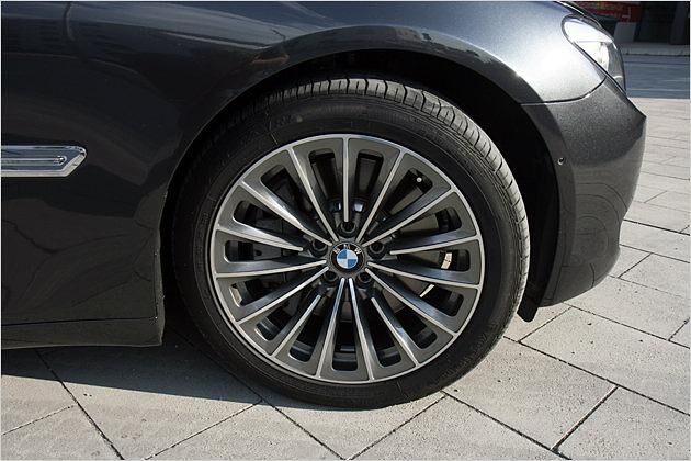 18-Zoll-Leichtmetallfelgen gehören beim 740i zum Serienumfang