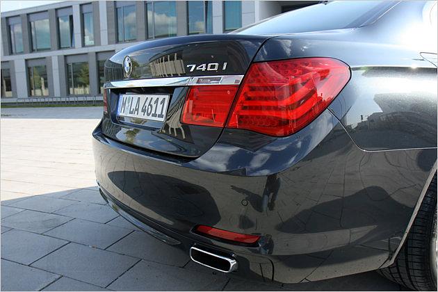 Die Chromleiste am Heck soll den Wagen optisch in die Breite ziehen