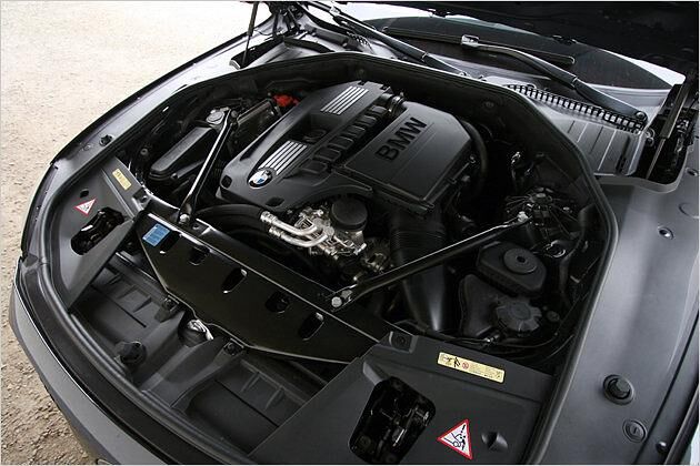 Der Sechszylinder-Reihen-Benziner des 740i holt aus drei Liter Hubraum 326 PS