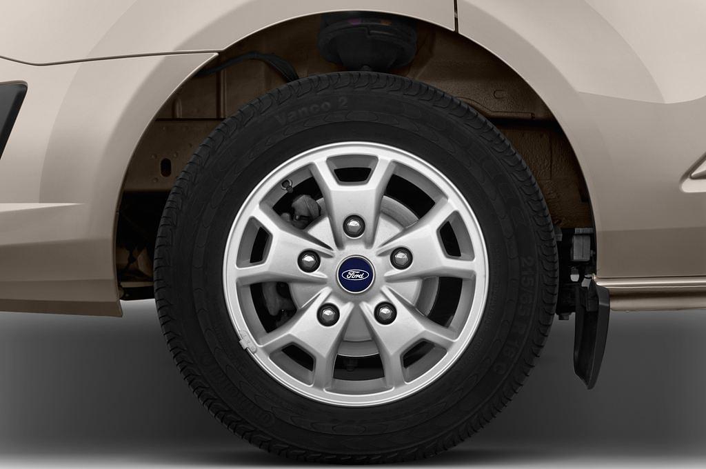 Ford Tourneo Custom (Baujahr 2015) Titanium 5 Türen Reifen und Felge