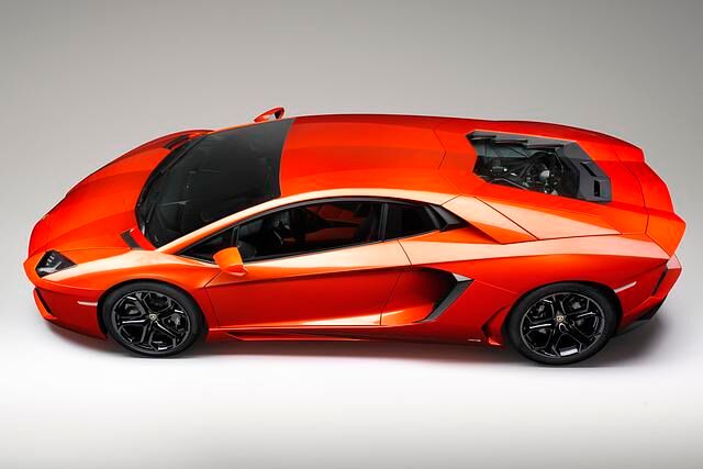 Der Aventador ist wieder ein ultraflacher Supersportwagen