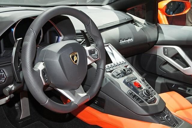 Im Innenraum wird viel Leder verwendet. Neu gezeichnet sind die Instrumente, die wie beim ultra-limitierten Sondermodell Reventó