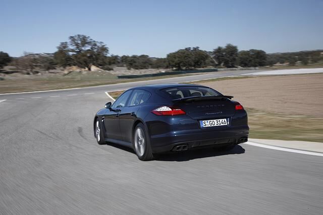 Die GTS-Variante ist mit sportlich wirkenden Farben und Applikationen ausgerüstet