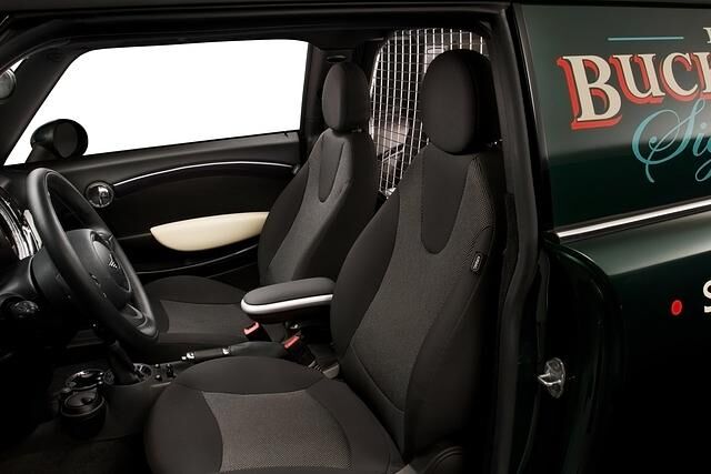 Hinter den Sitzen gibt es ein Trenngitter