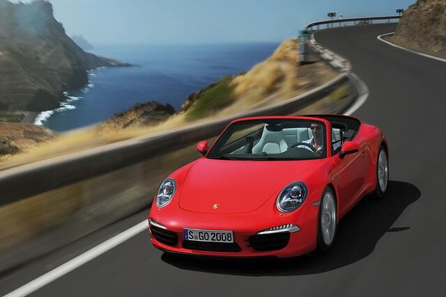 Das Cabrio gibt es mit 3,4 Litern Hubraum und 257 kW/350 PS oder als Carrera S mit 294 kW/400 PS