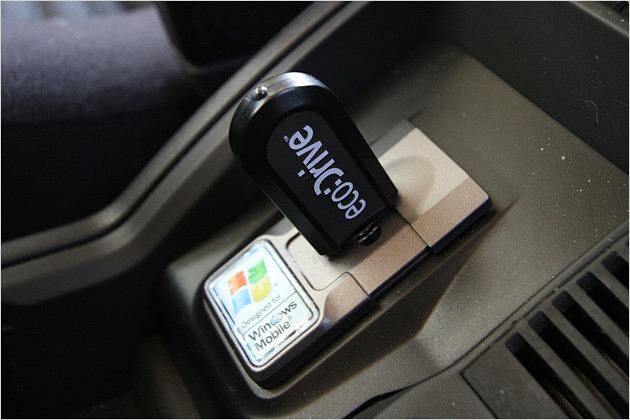 ... dass der USB-Stick des Eco-Drive-Systems in seiner Buchse steckt