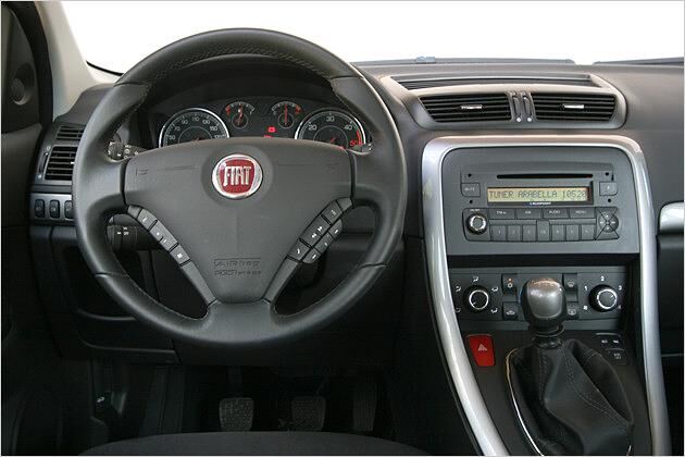 Das Cockpit ist zweckmäßig eingerichtet