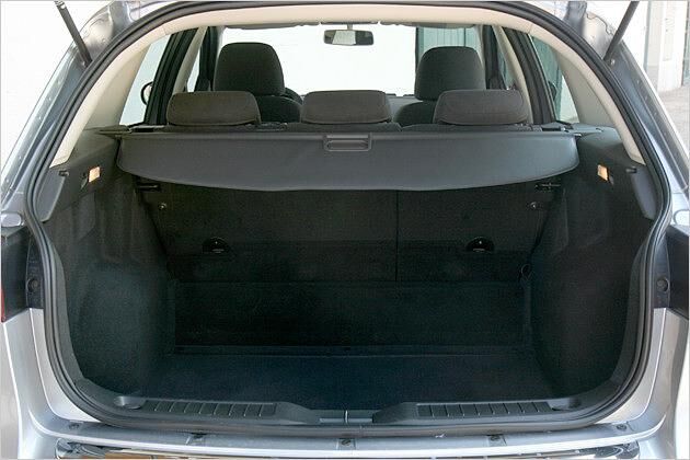 Die Kofferraum ist über eine recht hohe Ladekante zu erreichen