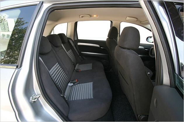 Auch die Passagiere im Fond sind mit genügend Platz untergebracht