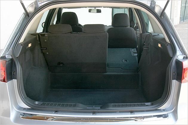 Dank geteilter Rücklehne lässt sich die Fläche gut nutzen