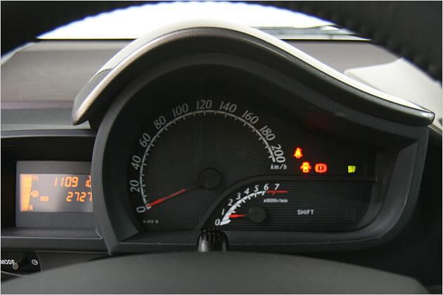 Auf dem Display links informiert die Tankuhr, der Drehzahlmesser ist zu klein