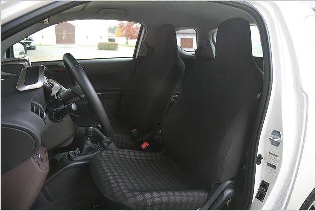 Nur mäßig komfortabel: Die Vordersitze mit integrierten Kopfstützen