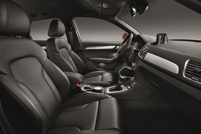 Je nach Ausstattung klappt ein 7-Zoll-Bildschirm aus der Armaturentafel