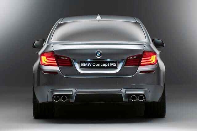 Klassisch ist das Heck mit den vier Auspuffendrohren gezeichnet