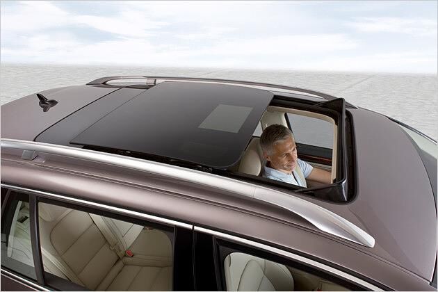 Das getönte Glas des Schiebedachs lässt nur wenig Wärme ins Fahrzeuginnere