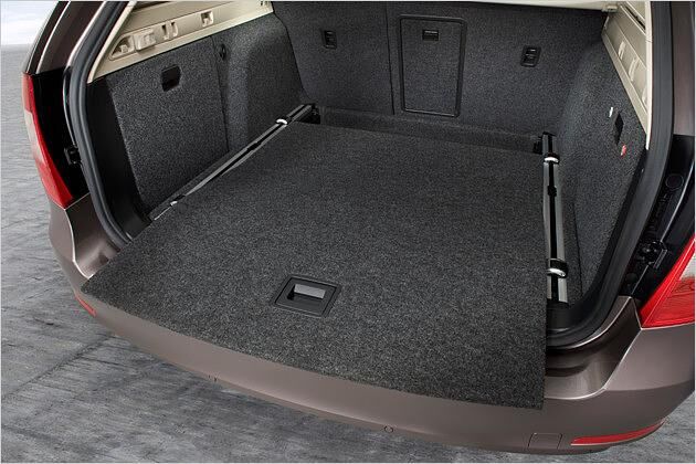 Der optionale Zwischenboden kann zum Beladen herausgezogen werden