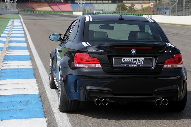 Zur Wahl steht eine vierflutige Edelstahlabgasanlage