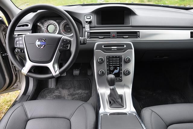 Im Innenraum wird der neue Jahrgang an der Mittelkonsole, Türverkleidung und Armaturenbrett sichtbar