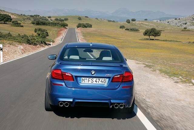 Am Heck gibt es vier verchromte Endrohre