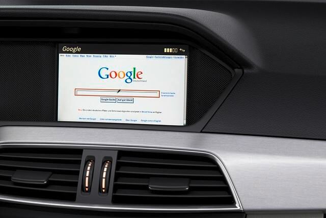 Mercedes entwickelt Command-System weiter - App-gefahren