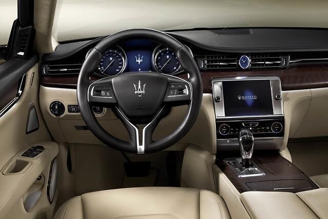 Viel Leder und Holz verwöhnen die Passagiere