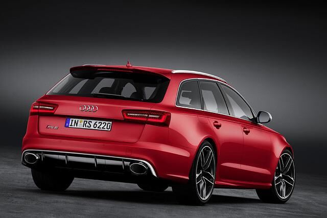 Optisch unterscheidet sich der RS6 von seinen zahmeren Varianten unter anderem durch die 2 Zentimeter geringere Höhe