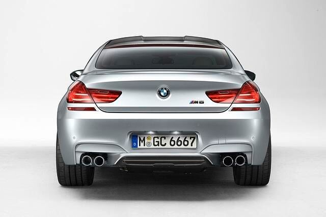 Hinten gibt es zwei Doppelendrohre