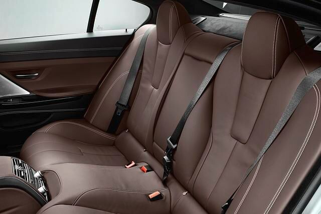 Im Fond haben zwei Personen Platz