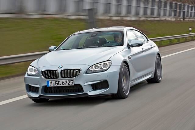 Den Antrieb übernimmt ein Biturbo-V8