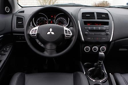 Das Cockpit präsentiert sich angenehm strukturiert.