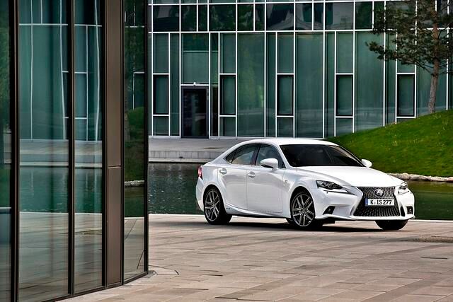  Als IS 300h startet der Viertürer mit dem kombinierten Benzin- und Elektromotor bei 36.700 Euro