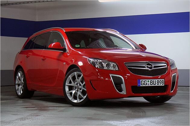 Auffällige vertikale Lufteinlässe mit silbernen Rahmen prägen die Front