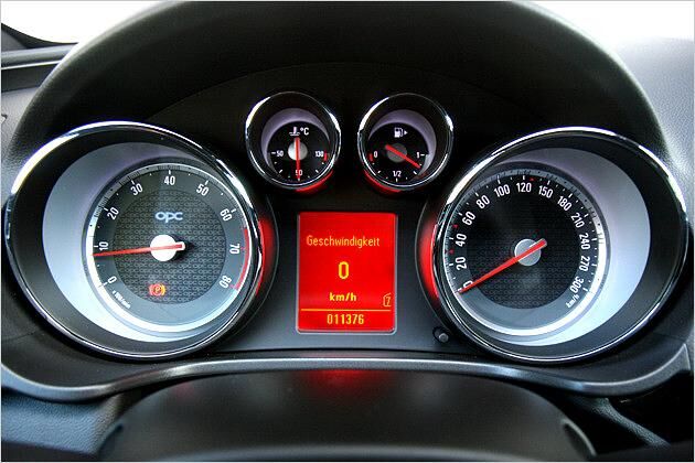 Auch im Drehzahlmesser findet sich der Schriftzug OPC