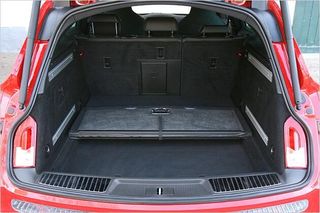 Ein Fach unter dem Ladeboden bietet zusätzlichen Stauraum