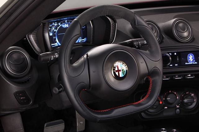 Auf eine Servolenkung verzichteten die Ingenieure mit Blick auf die Pfunde