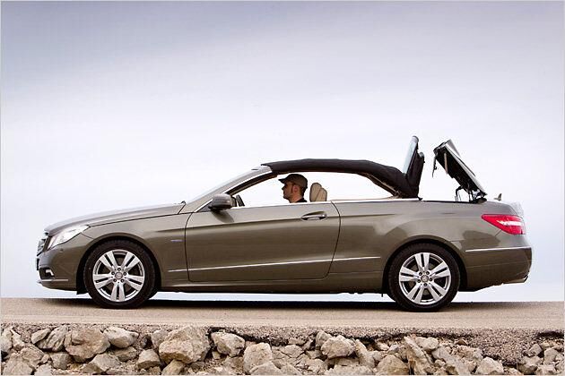 Auf Knopfdruck öffnet sich das Verdeck bis zu einer Geschwindigkeit von 40 km/h