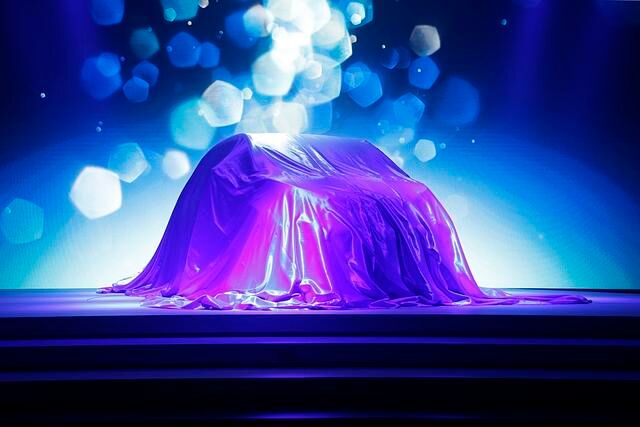 Über Jahre zelebrierte BMW die Vorfreude aufs elektrische Fahren. Jetzt wurde das erste von Beginn an als Elektroauto entwickelte Modell im Portfolio der Bayern endlich enthüllt