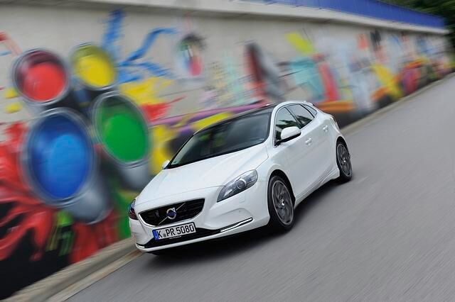 Auf den langgezogenen Landstraßen zeigte der V40 T2 keinerlei Schwächen, Überholmanöver konnten zügig absolviert werden und in den Kurven zeigte das Fahrwerk, dass der Premium-Anspruch nicht nur...