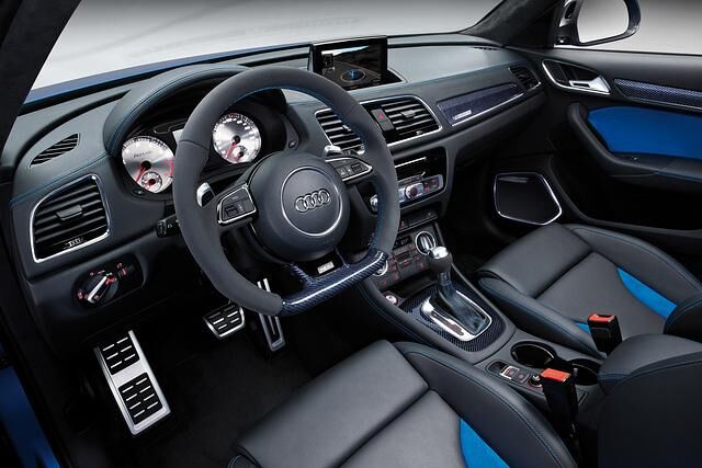 Auch im Innenraum dominieren die Farben Schwarz und Blau
