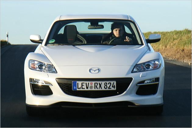 Anders geschnittene Scheinwerfer und ein neuer Kühlergrill prägen das RX-8-Gesicht