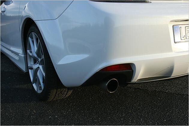 Oberhalb der Auspuffendrohre sind Reflektoren integriert