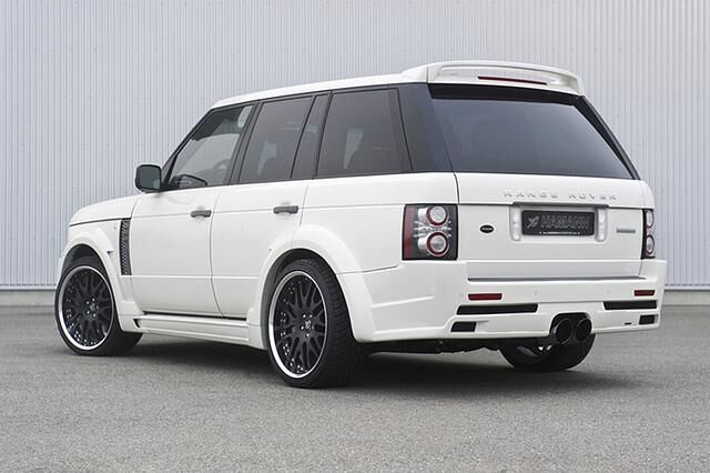 Der breite Auspuff ist mittig angeordnet