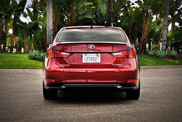 Die F-Sport-Version setzt sich von der Standard-Variante durch bissigere Optik ab